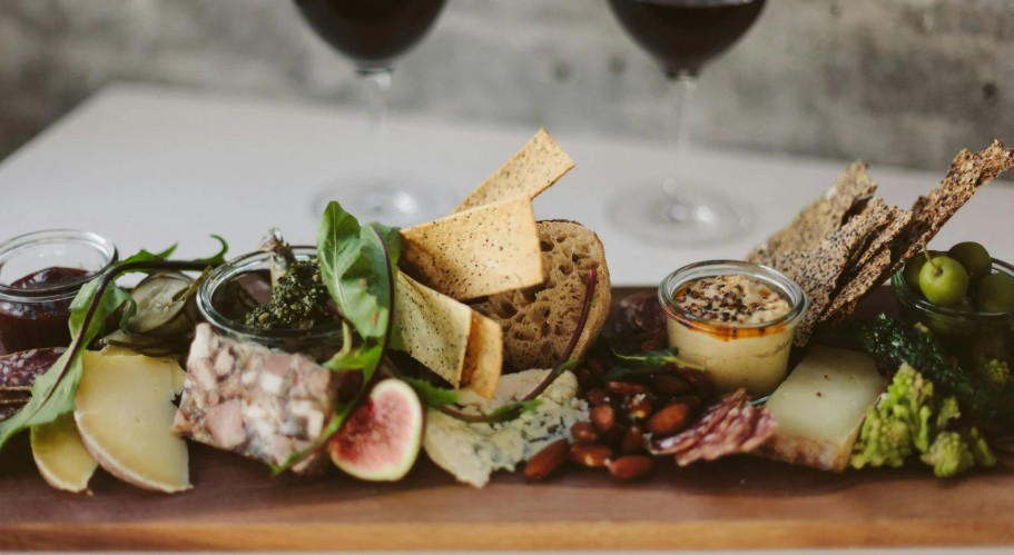 Planche de charcuterie composée de produits variés